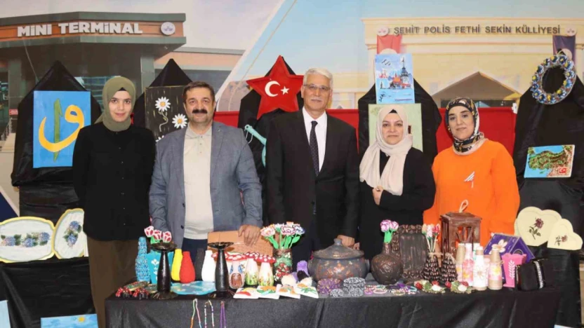 Elazığ'da kursiyerlerin el emekleri görücüye çıktı