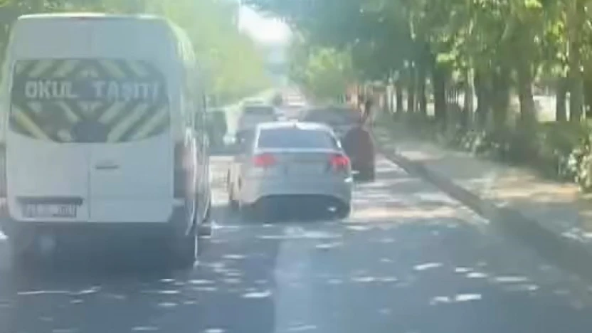 Elazığ'da makas atan sürücü kamerada