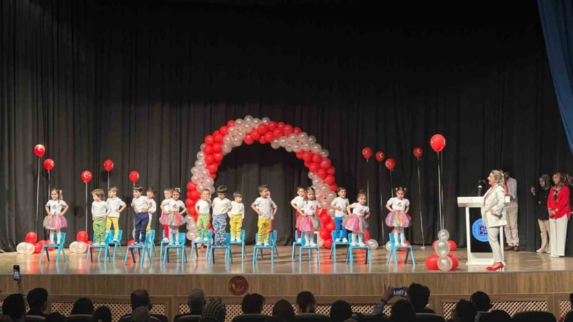 Elazığ'da miniklerin 23 Nisan gösteri alkış aldı