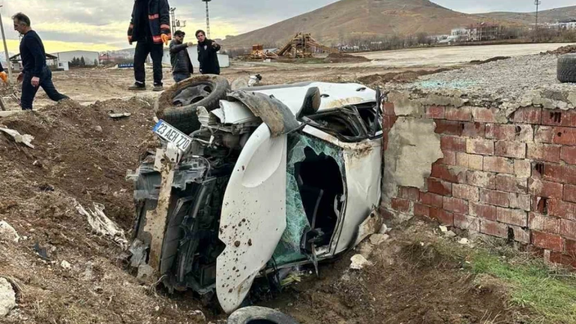 Elazığ'da otomobil aydınlatma direğine çarptı: 2 yaralı