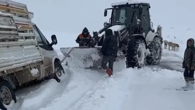 Elazığ'da şarampole düşen araç kurtarıldı