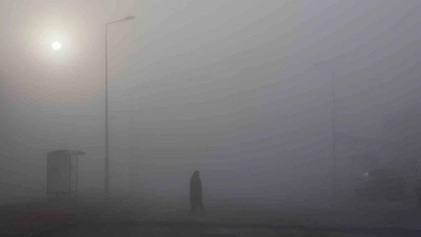 Elazığ'da sis görüş mesafesini 5 metreye düşürdü