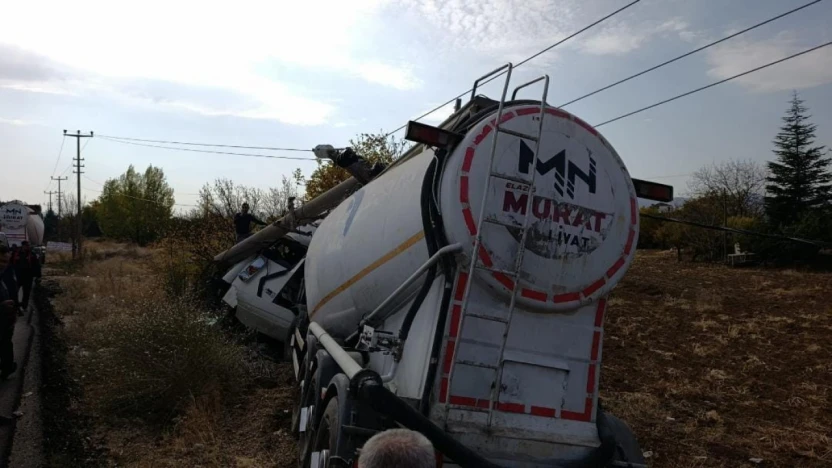 Elazığ'da tır elektrik direğine çarptı: 1 yaralı