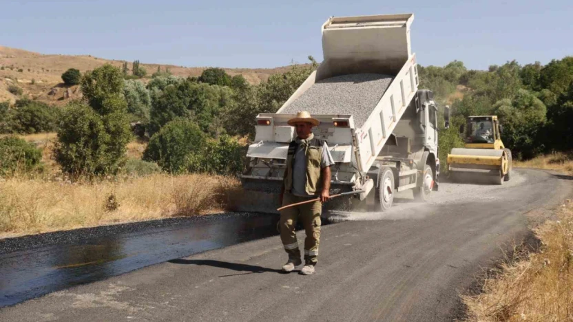 Elazığ'ın köylerinde asfaltlama çalışmaları sürüyor