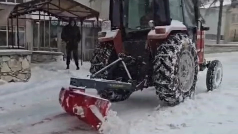 Elazığlı duyarlı vatandaşlardan karla mücadelede ekiplere destek