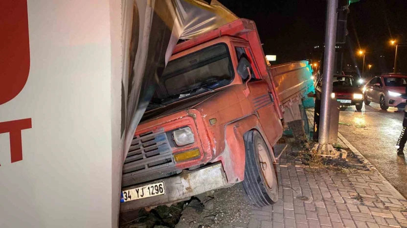 Freni patlayan kamyon önce otomobile ardından inşaat bariyerine çarptı: 2 yaralı