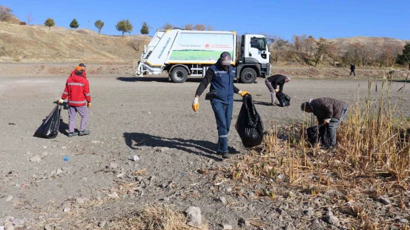 Hazar Gölü'nde temizlik çalışması