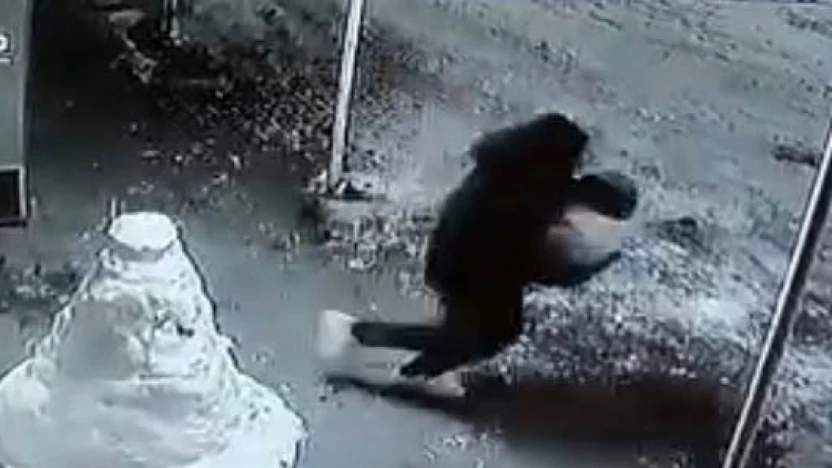 Kardan adamın kafasını çaldılar, o anlar kamerada