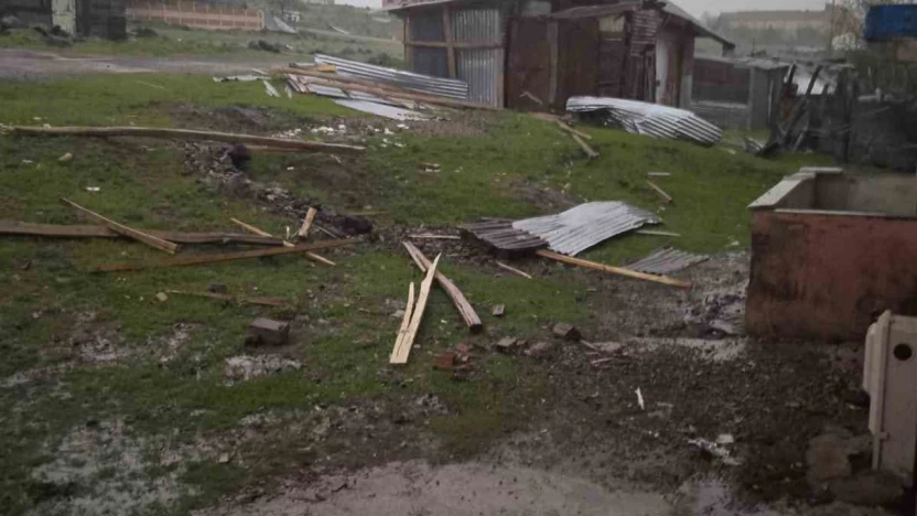 Karkaoçan'da fırtına evlerin çatılarını uçurdu