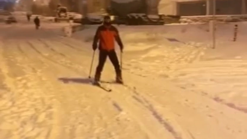 Kayak takımıyla caddede gezdi