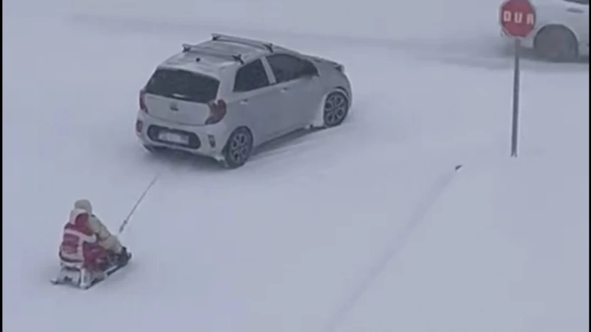 Kızağı araca bağlayıp çektiler, tehlikeli eğlence kameraya yansıdı
