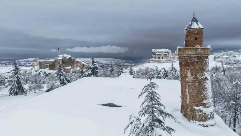 Medeniyetlerin beşiği Harput beyaza büründü, kartpostallık görüntüler oluştu
