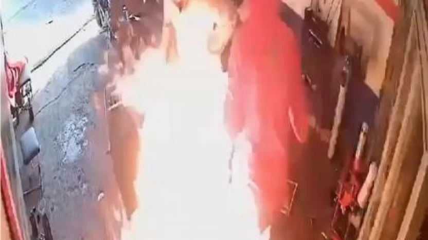 Motosikletteki yangına yanıcı maddeyle müdahale edince alevlerin arasında kaldılar: O anlar kamerada