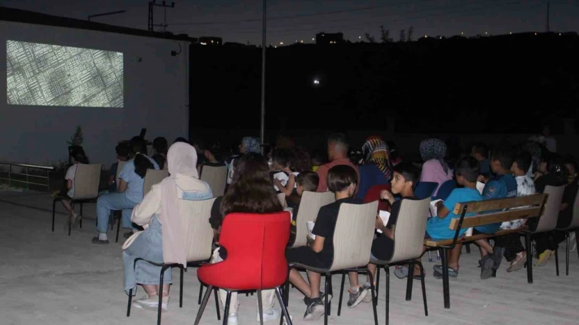 Palu'da çocuklara sinema keyfi