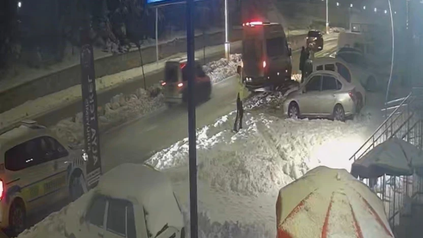 Park halindeki araçlara çarpıp kaçtı: o anlar kamerada