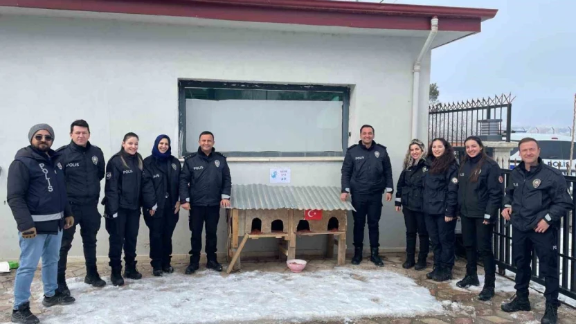 Sivrice polisinden üşüyen minik dostlarına kedi evi
