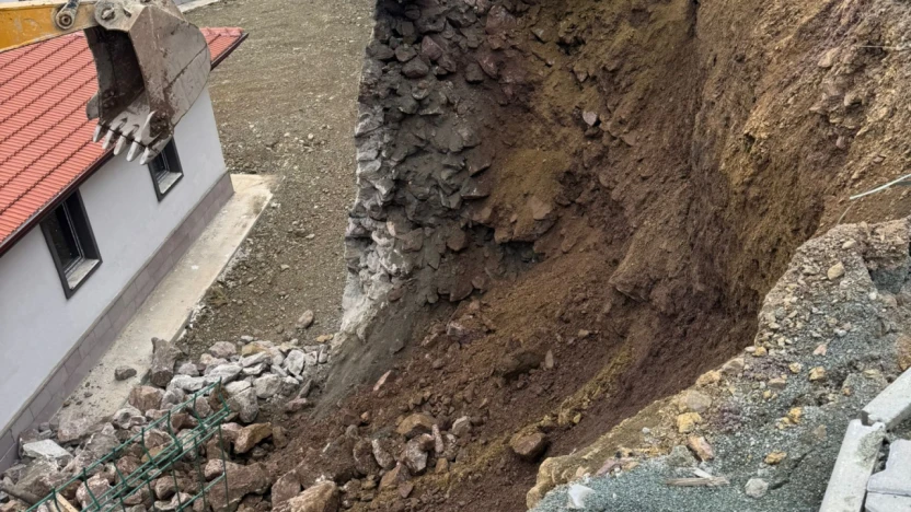 Yeni Teslim Edilen Deprem TOKİ Konutlarında İstinat Duvarı Çöktü
