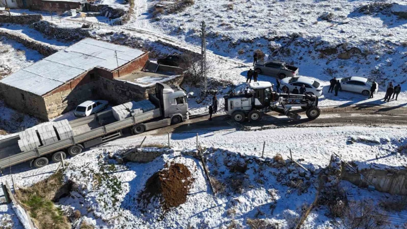 Yolda mahsur kalan tır, ekipler tarafından kurtarıldı