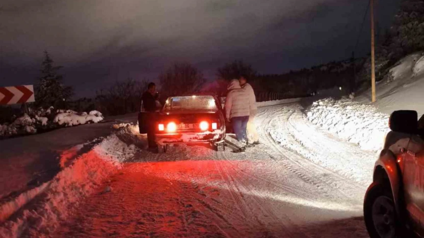 Yolda mahsur kalan vatandaşın yardımına belediye ekipleri yetişti