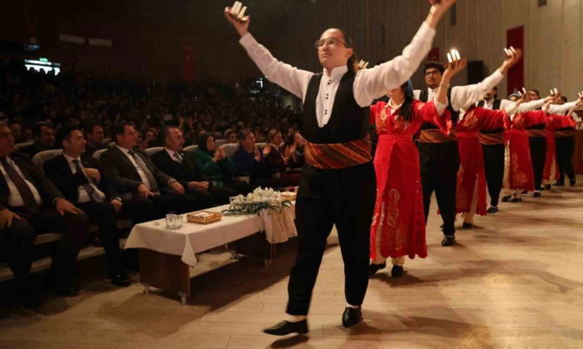 'Annem kanseri ikinci kez yendi' diyen öğrenci salonda dakikalarca alkışlandı