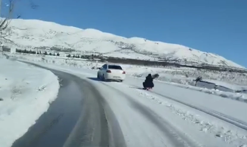 Araca bağladığı kızağı metrelerce çekti