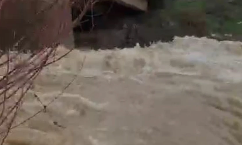 Arıcak'ta kar eridi, dereler coştu