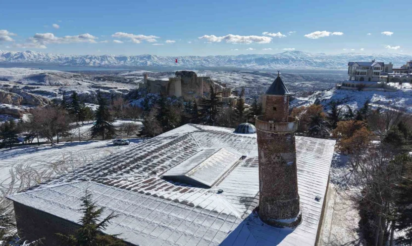 Beyaz gelinliğini giyen Harput havadan görüntülendi