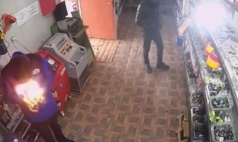 Çakmağı çakınca yüzü alevlerin arasında kaldı: o anlar kamerada