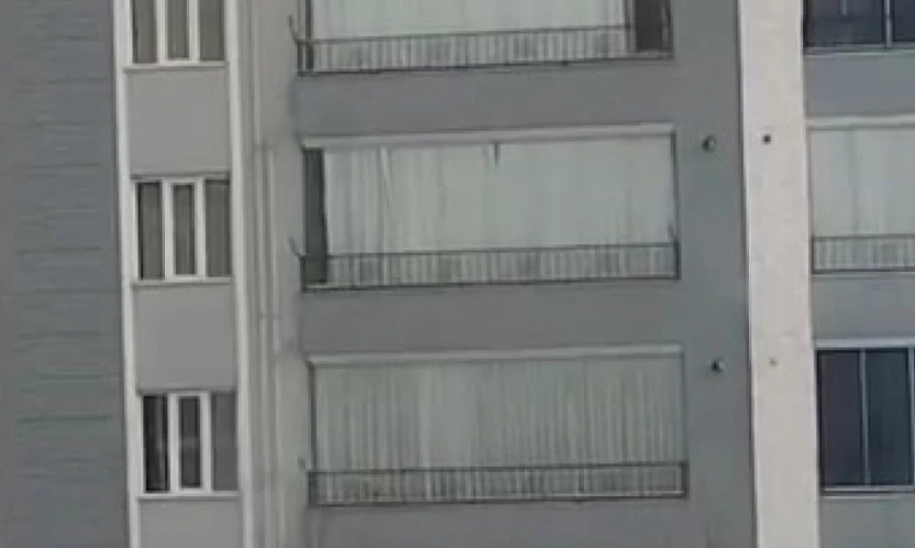 Çatıdaki karı temizlerken hayatını hiçe saydı