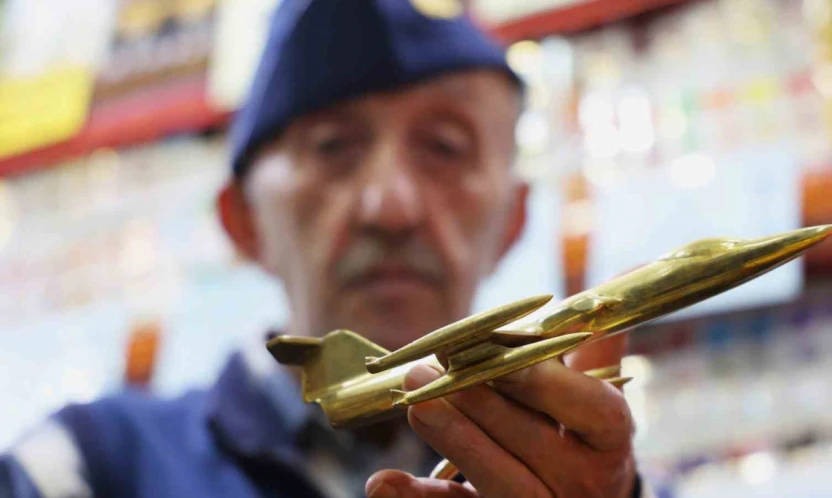 Çocukluk hayali pilotluktu, 60 yıldır 300'e yakın uçak maketi topladı