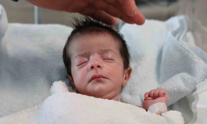 Doğuştan yemek borusu olmayan 4 günlük bebek, Elazığ'da hayata tutundu