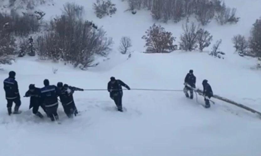 Ekipler enerji için seferber oldu: Kar içerisinde zorlu mücadele