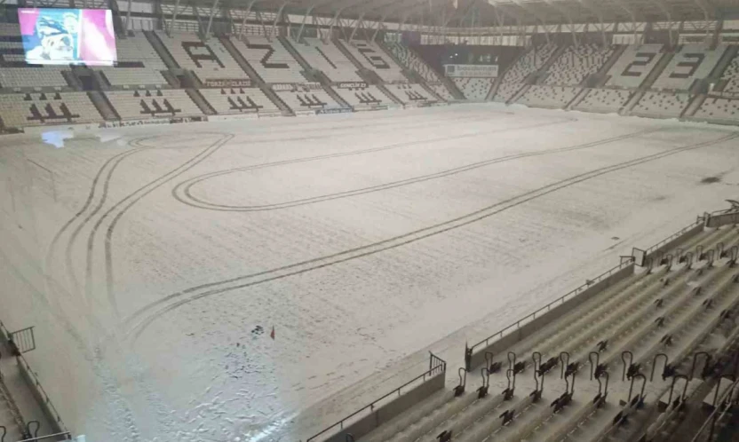 Elazığ Atatürk Stadyumu karla kaplandı
