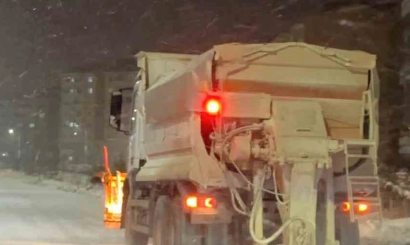 Elazığ Belediyesi karla mücadele çalışmalarını sürdürüyor