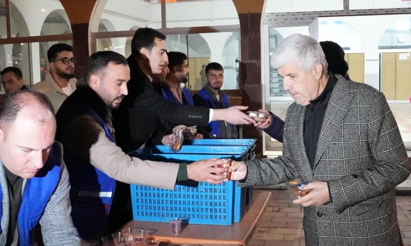 Elazığ Belediyesi Regaip Kandili'nde ikramlarıyla şehrin manevi iklimine ortak oldu