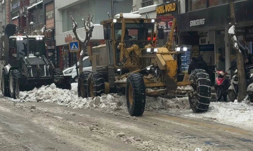Elazığ'da  karla mücadele ekipleri sahada