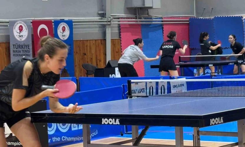 Elazığ'da  masa tenisi kadın takımından büyük başarı