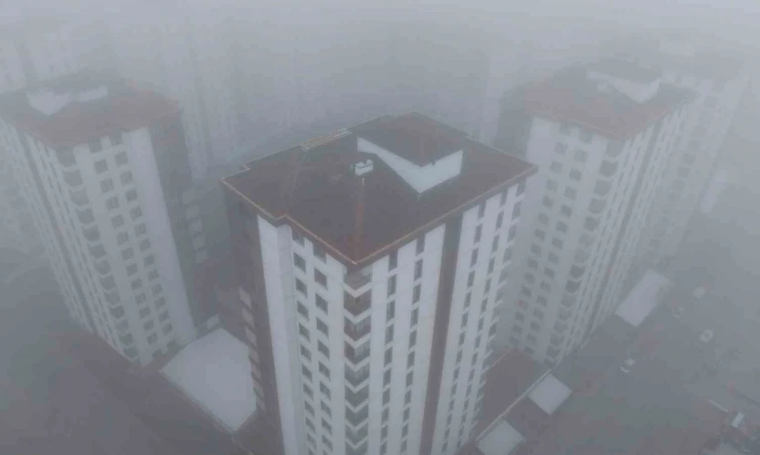 Elazığ'da 200 metreden şehir sis içinde kayboldu