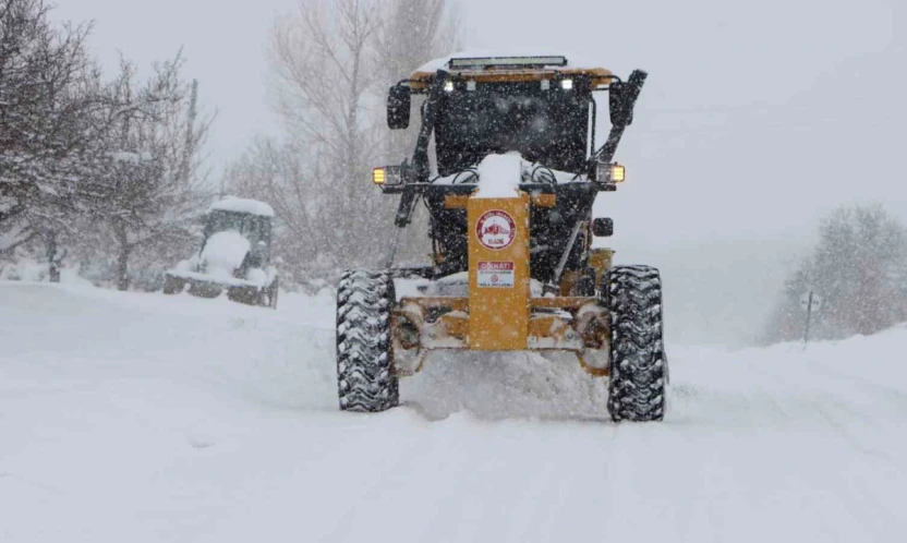 Elazığ'da 384 köy yolunda çalışmalar sürüyor