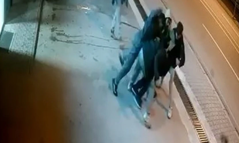 Elazığ'da 4 kişi 1 kişiye saldırdı: Hırsını alamayan saldırganlardan biri şahsın kulağı ısırarak kopardı