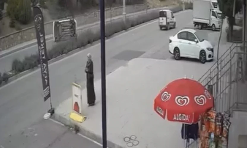 Elazığ'da aracın yan yattığı kaza kamerada