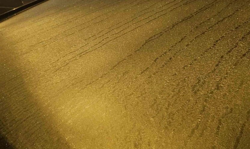 Elazığ'da araçların camları buz tuttu