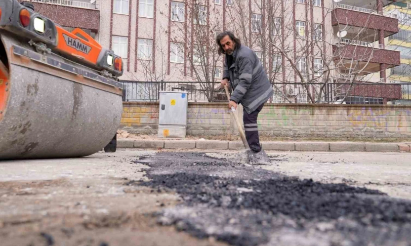 Elazığ'da asfalt yama uygulaması sürüyor