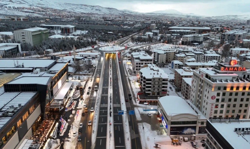 Elazığ'da belediye ekipleri, karla mücadelesini aralıksız sürdürüyor