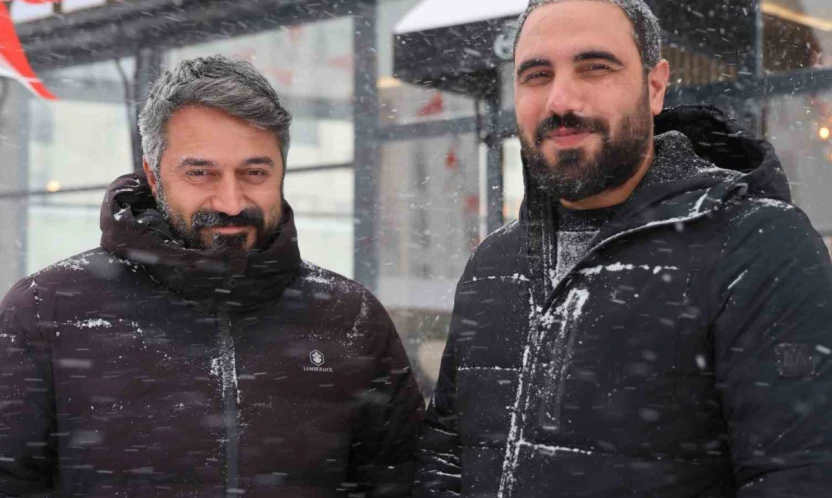 Elazığ'da doğaseverin köpeklerle zor anları dron kamerasında