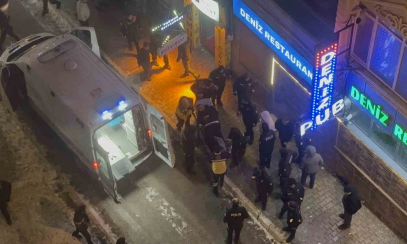 Elazığ'da eğlence mekanında bıçaklı ve sopalı kavga: 4 yaralı