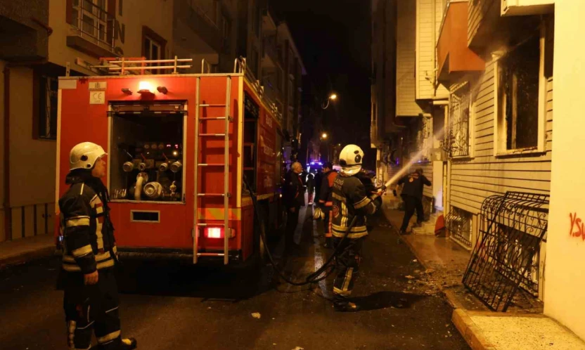 Elazığ'da ev yangını: 2 kişi dumandan etkilendi