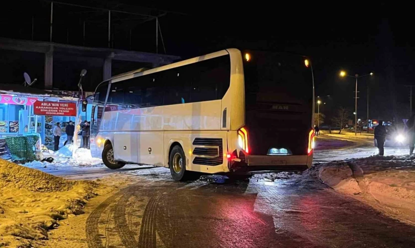 Elazığ'da facianın eşiğinden dönüldü: Otobüs devrilmekten son anda böyle kurtuldu