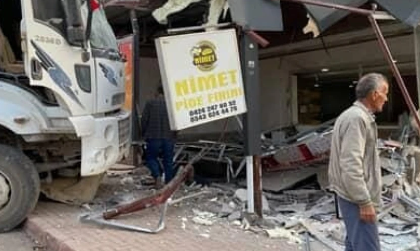 Elazığ'da freni patlayan kamyon fırına daldı