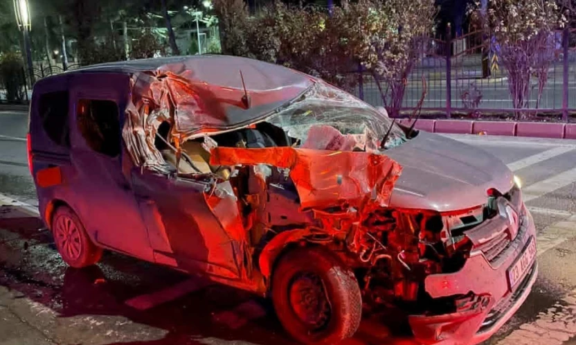 Elazığ'da hafif ticari araç, temizlik aracına çarptı: 1 yaralı